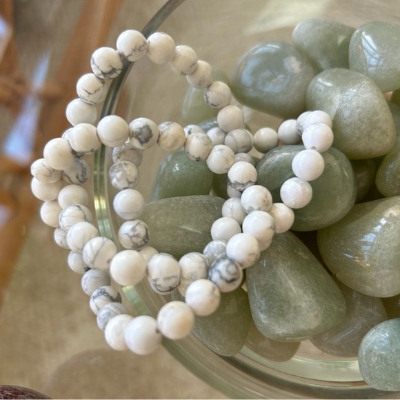 Howlite bracelets- stretchy set of 3 - great gift - Picture 2 of 4